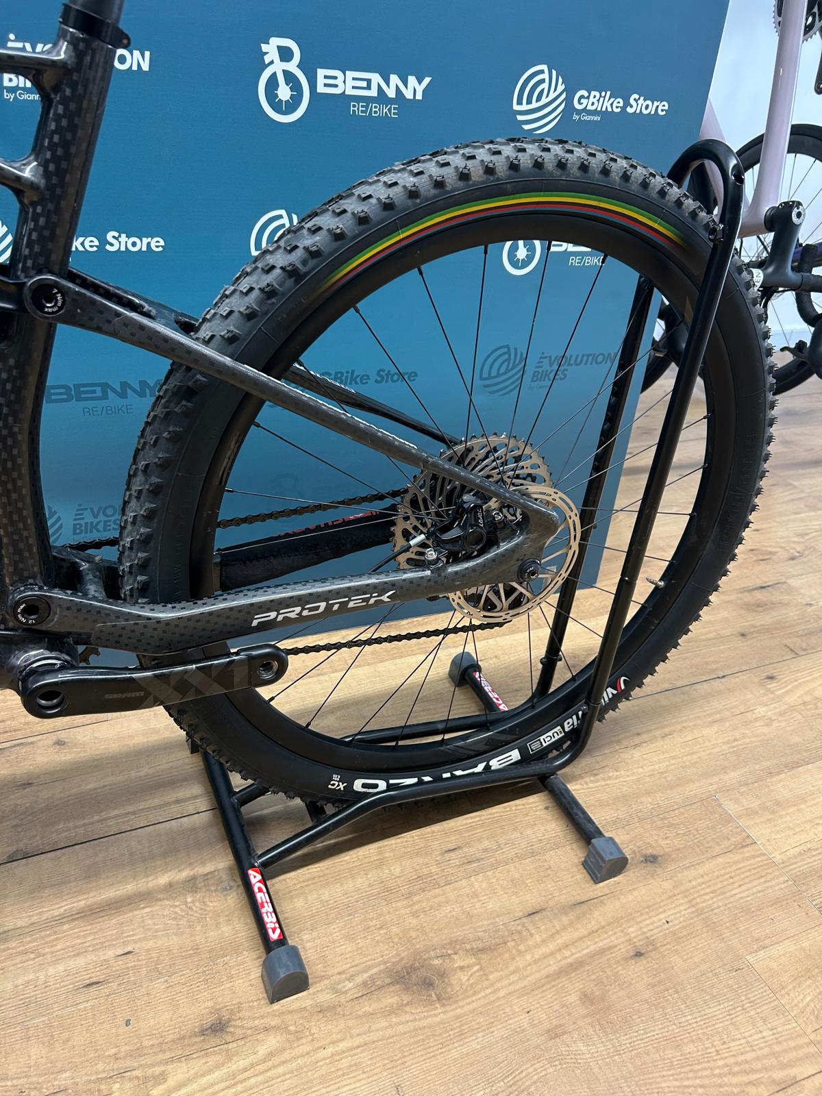 Protek Futura Limited Edition Size L - Used