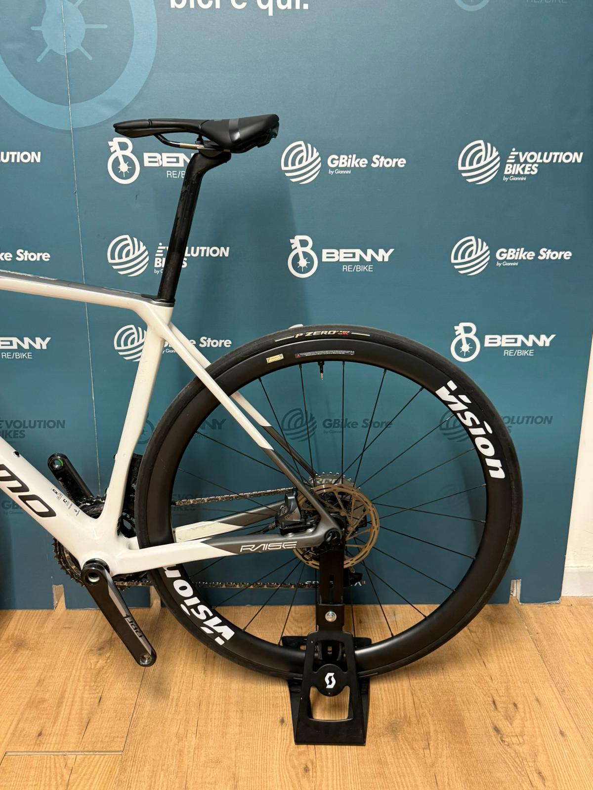 Cięcia Megamo Raise M - Używany